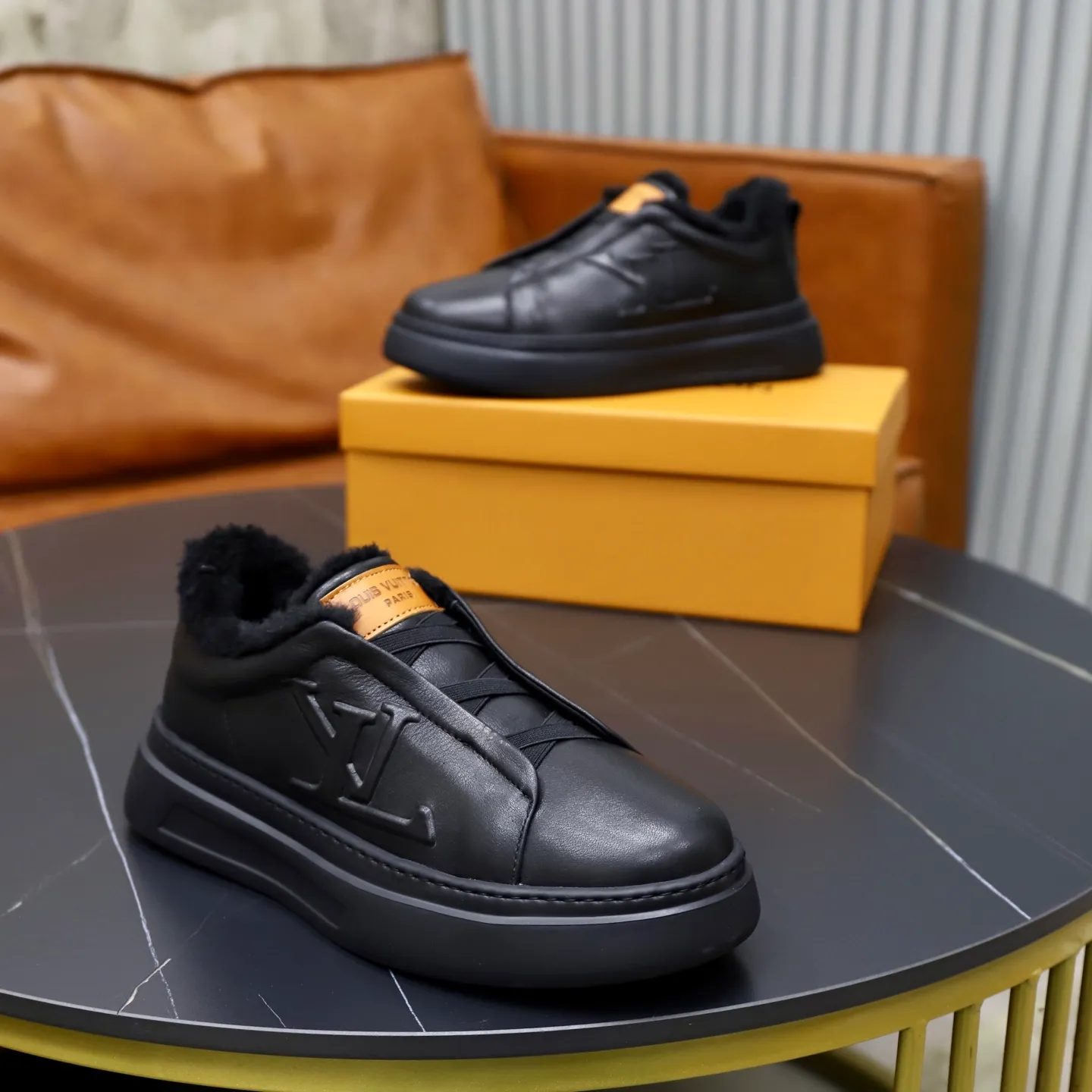 Ex-factory price: 500💰🙅‍♂️🙅‍♂️🙅‍♂️ Brand: LV Louis Vuitton Standard code: 38-44 (45 customized) Grade: Same as the official website Material: Original cowhide fabric Comfortable and warm wool lining Increased lightness, wear-resistant and soft outsole Style category: Men's fashionable casual shoes Running sneakers Distinguished luxury brand elements Top luxury Color: actual picture color